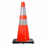 cono de señalización naranja con cintas reflectivas